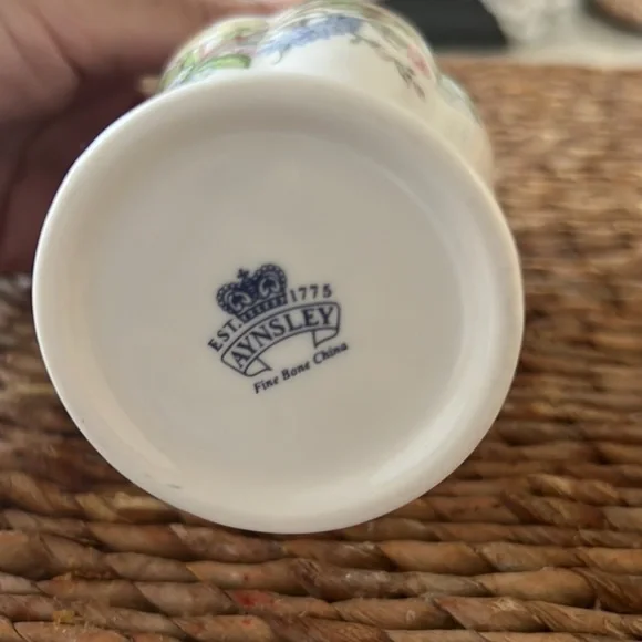 Aynsley (England) Bone China Wild Tudor Vase - Picture 4 of 9